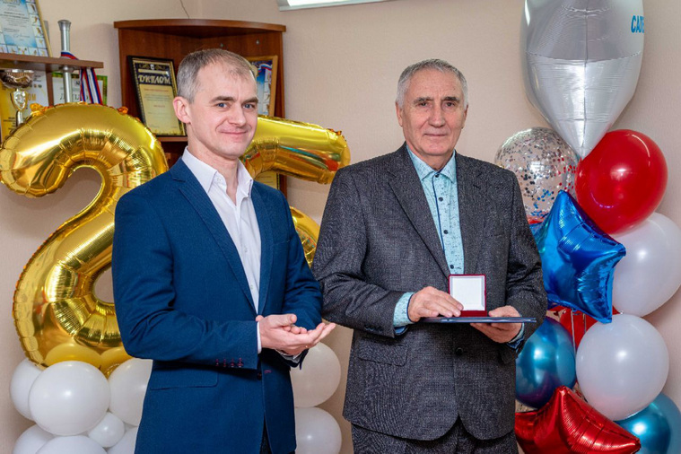 Алексей Титовский наградил сотрудника «Салехардэнерго», проработавшего на предприятии с его основания