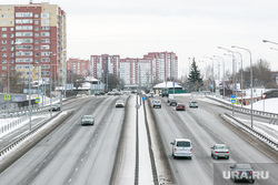 Окраины, дома, дороги. Тюмень, автомобили, трасса, дорога