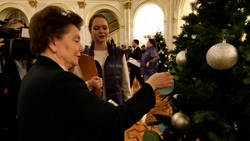 Комарова сняла с елки две карточки с пожеланиями детей
