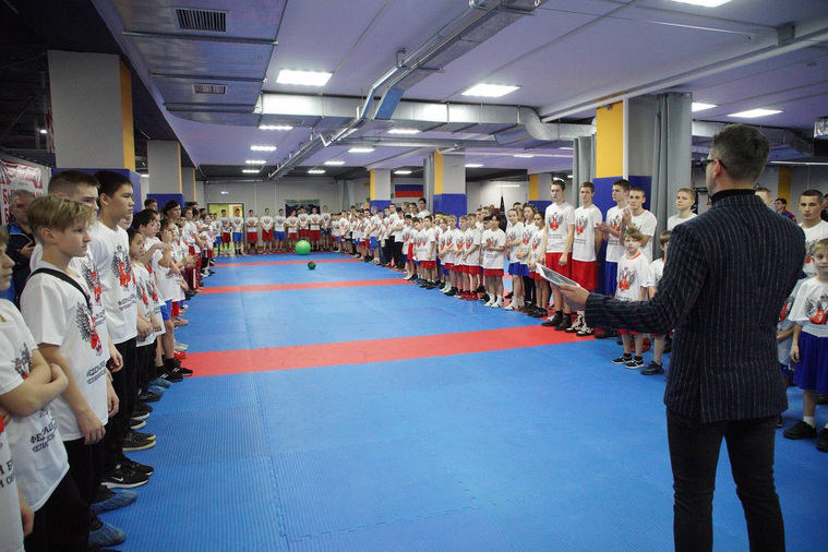 На тренировке собрались более 200 юных спортсменов