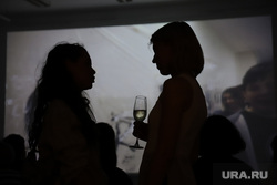 Выставка «Человек 2.0» в ГЦСИ. Екатеринбург, бокал, силуэт, бокал вина, силуэт девушек с бокалом вина
