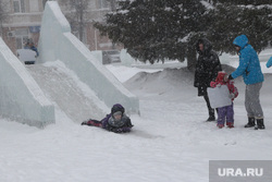 Снег, пурга в городе Курган, горка