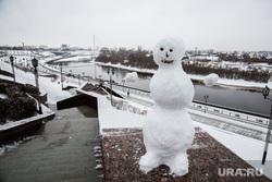 Снежные виды города. Тюмень, снеговик, набережная тюмени