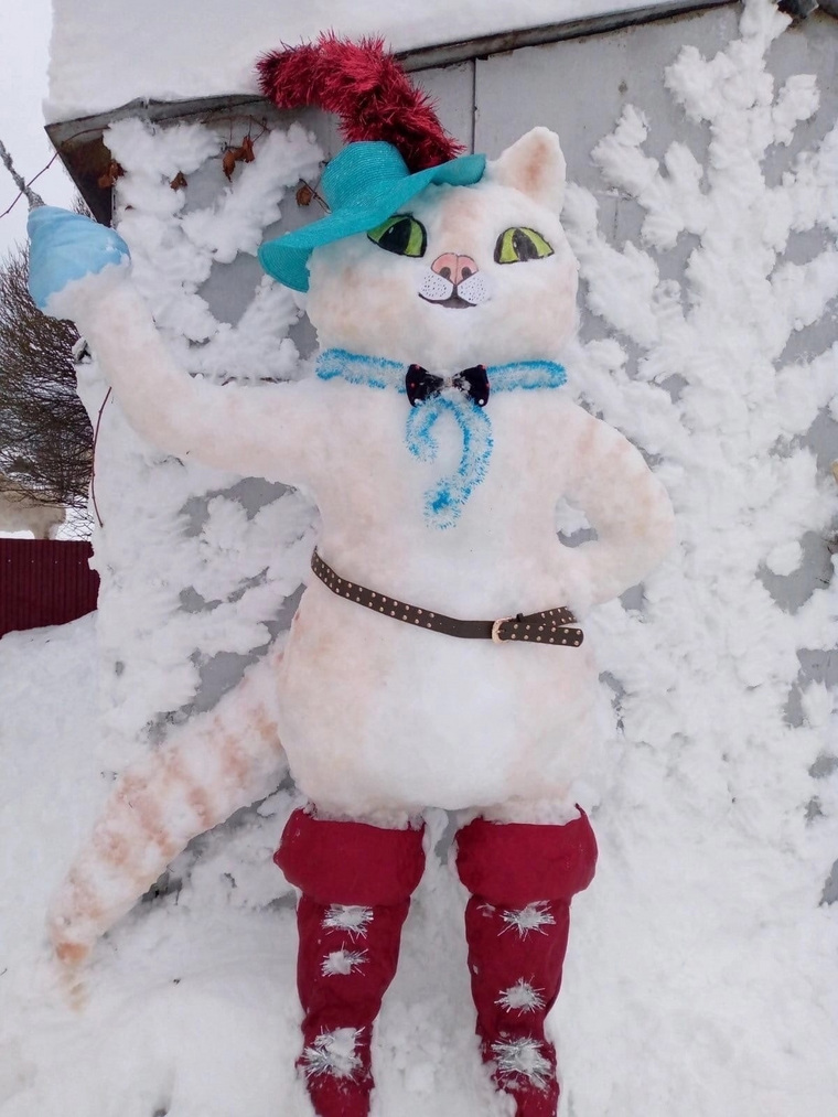 Кот в сапогах держит шпагу