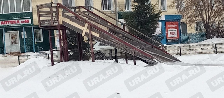 Разрушенную горку установили на центральной площади в городе Щучье