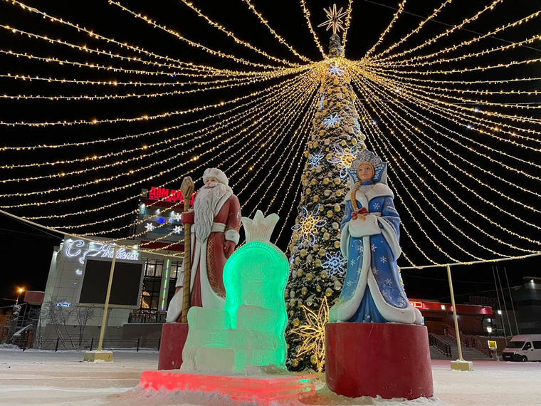 Пожалуй, самый красивый шатер раскинулся на главной площади в Лабытнанги. Дед Мороз и Снегурочка встречают юных и взрослых гостей и дарят праздничное настроение.