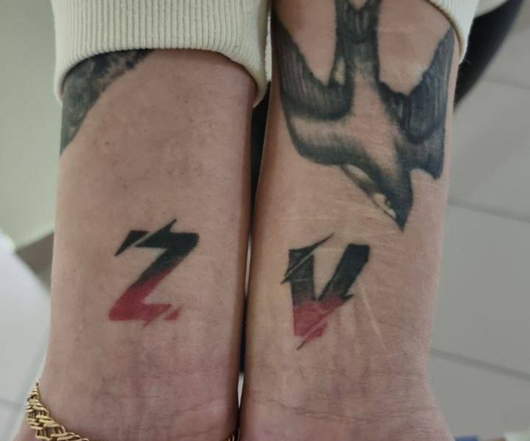 Екатеринбуржцы набивают татуировки с символикой Z и V