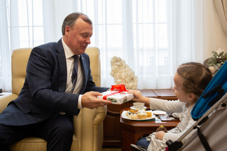 Мэр Алексей Орлов подарил восьмилетней Ане планшет