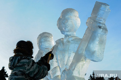 Ледовый городок на площади Революции и Кировка в преддверии новогодних праздников. Челябинск, ледовый городок, площадь революции, скульптура изо льда, трубадур и принцесса, бременские музыканты