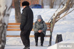 Город. Курган, зима, парк, пенсия, пенсионеры