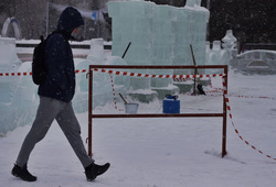 Снегопад. Курган, ледовый городок, ограждение, мужчина, ограничительная лента