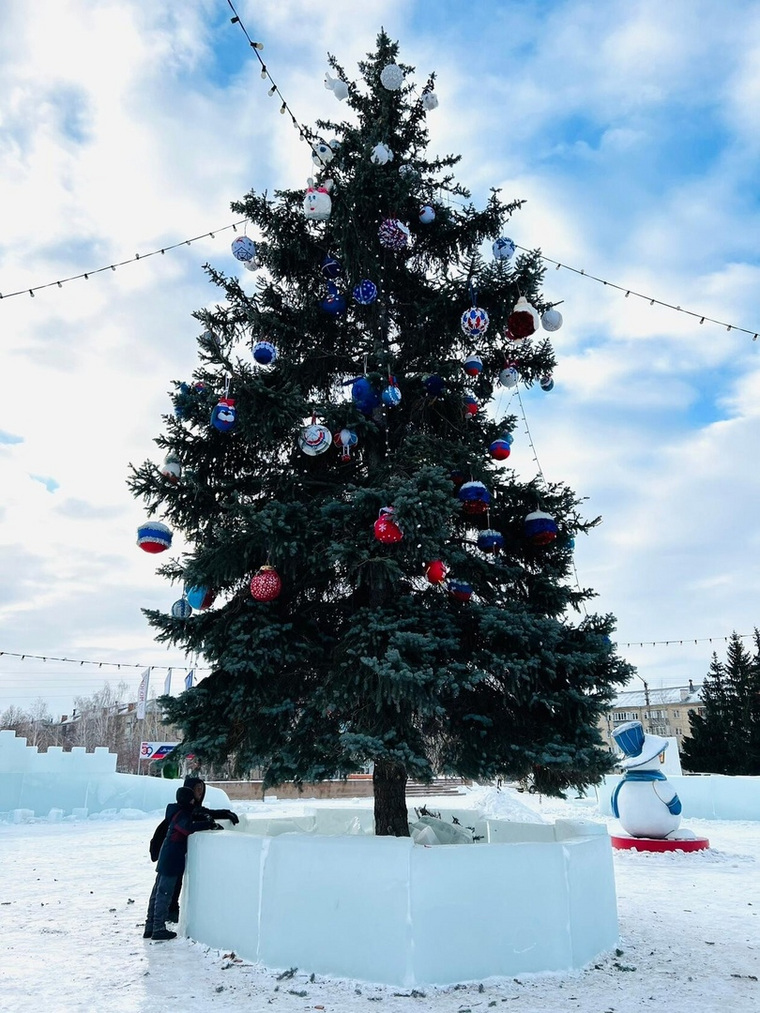 Про главную елку в Южноуральске говорят, что «кто-то у нее откусил бок»