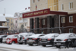 Снег в городе. Курган, снег, курганский областной суд, зима, снег в городе, здание суда