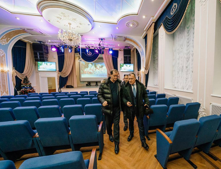 На открытии украшенной школы присутствовал глава города Алексей Орлов…