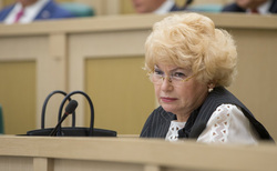 Людмила Нарусова призвала Медведева задуматься о своих словах