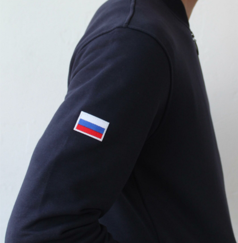 На правом рукаве флаг России, также есть потайные карманы в боковом шве