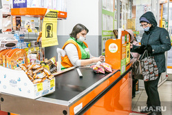 Меры безопасности, от короновируса, в магазинах Пятерочка и Монетка. Тюмень, покупатели, касса, люди в масках