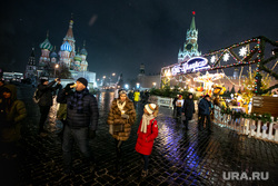 Новогодняя ярмарка на Красной Площади. Москва, кремль, красная площадь, новый год, новогодняя ярмарка, спасская башня, собор василия блаженного, покровский собор