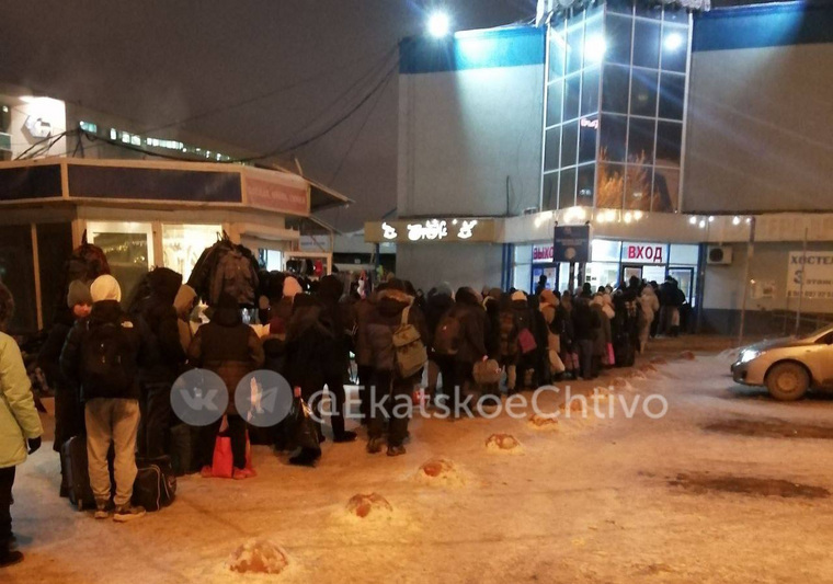 Пассажиры пожаловались на очереди на входе в здание автовокзала
