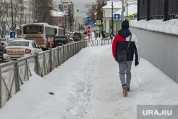 Снегопад в городе. Пермь, снегопад, зима, тротуар в снегу, сугробы в городе, убока снега