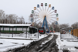 Благоустройство парков города в зимнее время. Курган, снег, зима, цпкио, карусель