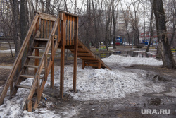 Лужи в парке на пересечении Бажова - Малышева. Екатеринбург , снег, парк, детская горка