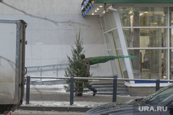 Уборка снега в городе. Пермь, новогодние елки