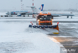Аэропорт "Кольцово" во время снегопада. Екатеринбург, снег, уборка снега, аэропорт, снегоуборочная техника, зима, впп, взлетно-посадочная полоса, снегоуборочная машина, взлетное поле