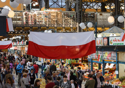 Виды Будапешта. Венгрия, продукты, еда, центральный рынок будапешта, флаг польши