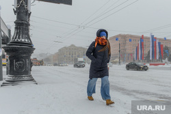 Снежный буран и непогода. Челябинск, девушка, пешеход, холод, зима, буран, непогода, метель, шторм, ураган, климат, ветер, мороз