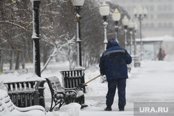 Снежная погода в Екатеринбурге, уборка снега, скамейка, дворник