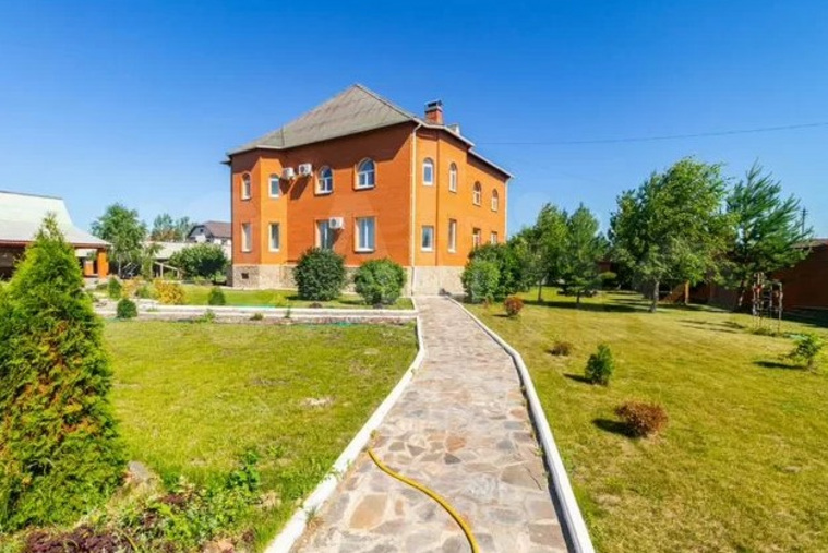 Чтобы побыстрее избавиться от недвижимости владелец снизил стоимость коттеджа на 2,5 млн рублей