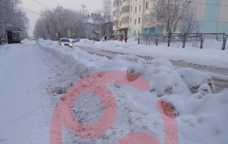 Снежные кучи на обочинах на улице КИМ