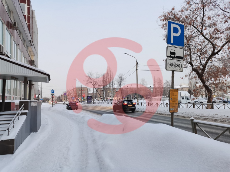 Не расчищенная платная парковка на улице Сибирской