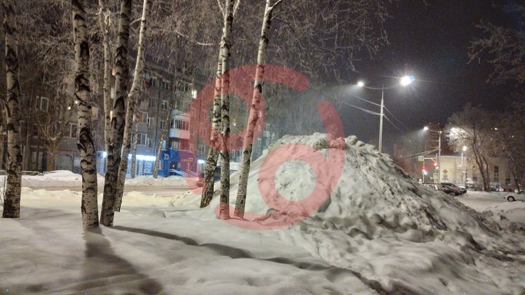 Огромная снежная куча на обочине по улице Тургенева