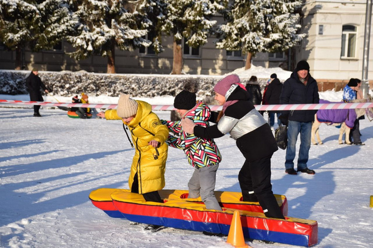 И устроили новогодний лыжный забег на Центральной площади