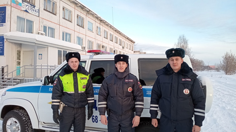 Константин Кокорин, Мирослав Королев и Александр Шереш спасли из пожара многодетную семью