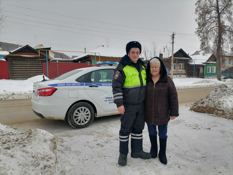 Инспектор ДПС лейтенант Павел Кошелев помог жительнице Арти во время начинающегося пожара