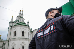 Спасская церковь, на территории которой нашли останки предположительно Андрея Текутьева. Тюмень, церковь, полиция, спасская церковь, полицейский в маске