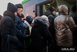 Автобусная остановка. Тюмень, остановка, автобусная остановка, остановка общественного транспорта, пассажиры, пассажиры автобуса, остановка автобусная, очередь в автобус