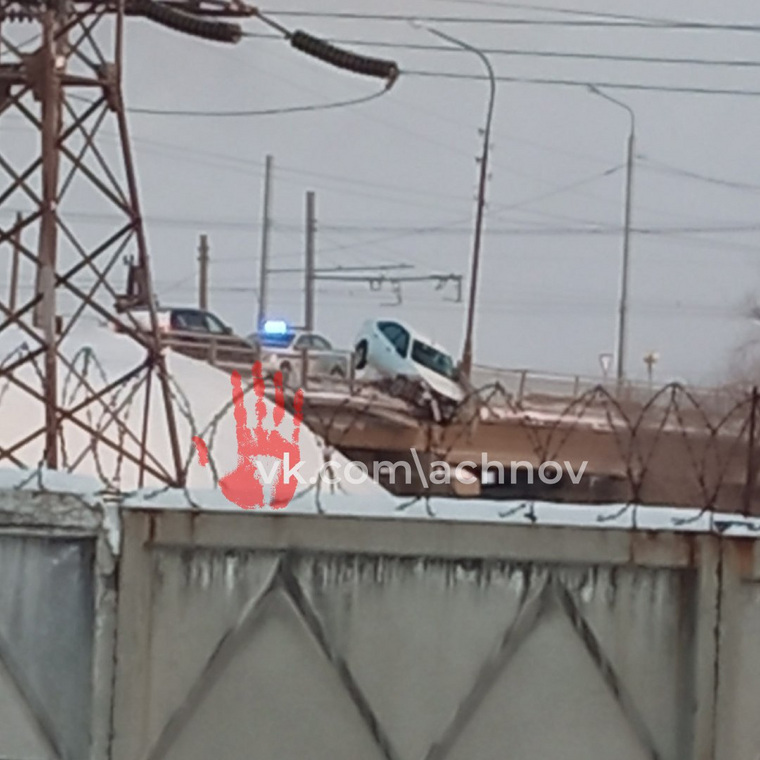 Автомобиль чуть не упал с моста