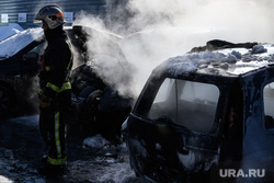 Последствия пожара на автостоянке у башни Исеть. Екатеринбург, огонь, тушение пожара, сгоревший автомобиль, поджог автомобиля, машина сгорела, поджог машины