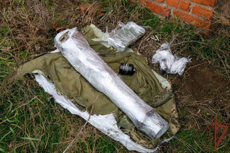 В тайнике нашли две мины МОН-50, ПТУР «Метис» с примотанным мобильным телефоном, а также сигнальная ракетница и две светошумовые гранаты
