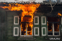Пожар в Первоуральске, деревянный дом, пожар, огонь