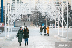 Новогодние подарки. Тюмень, зима, прохожие, цветной бульвар