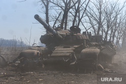 Волонтер развозит гуманитарную помощь по освобожденным селам.  ДНР, деревня, донбасс, военная, сельская местность, село, всу, разбитая техника, гуманитарная катастрофа, поврежденная, сгоревшая