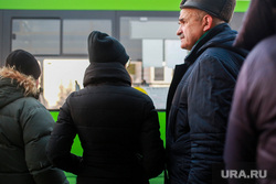 Автобусная остановка. Тюмень, остановка, автобусная остановка, остановка общественного транспорта, остановка автобусная, очередь в автобус
