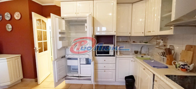 В квартире 5 комнат, из них 3 спальни, а также просторная кухня, каминный зал, холл и кабинет, множество подсобных помещений