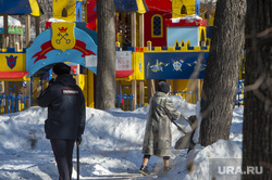 Виды зимнего города. Пермь, детская площадка, патруль полиции, виды города пермь