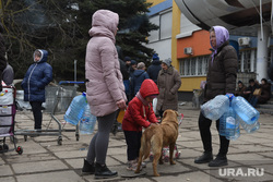 Мариуполь. Украина, последствия, мариуполь, беженцы, жители, канистры, пострадавшие, вода, обстрел, гуманитарная катастрофа